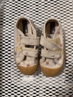 Novesta pinwheel print shoes